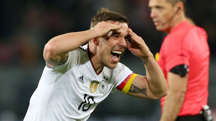 Lukas Podolski kann es selbst kaum glauben - er schießt das entscheidende Tor.