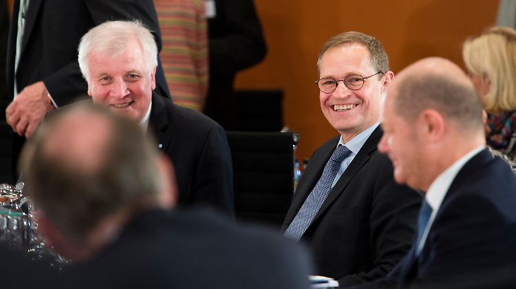 Größter Geber und größter Nehmer des Finanzausgleichs: Bayerns Ministerpräsident Horst Seehofer (l.) und Berlins Regierender Bürgermeister Michael Müller (M.) bei einer Ministerpräsidentenkonferenz.