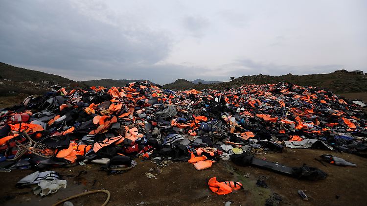 Auf der griechischen Insel Lesbos erinnert ein Berg alter Rettungswesten an den Höhepunkt der Flüchtlingskrise.