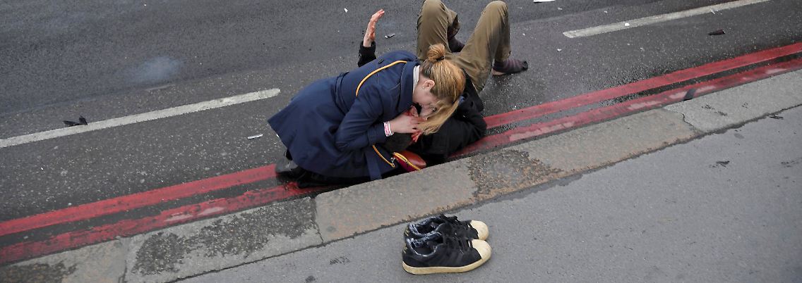 Eine Frau hilft einer Verletzten nach den gestrigen Terroranschlägen in London.