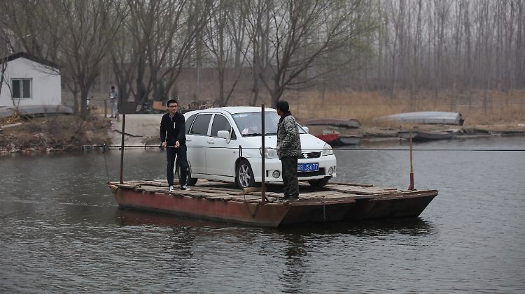 An einem Metallseil wird Auto für Auto über den Chaobai nach Peking transportiert.