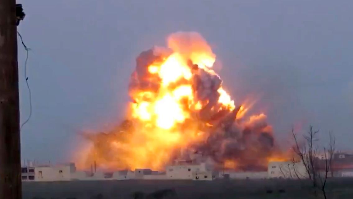 Ein Selbstmordattentäter einer islamistischen Rebellengruppe sprengt sich nahe Stellungen der syrischen Armee bei Hama in die Luft.