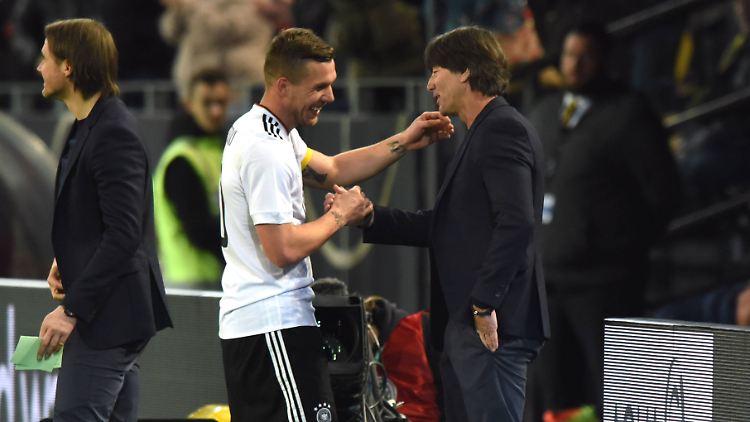 "Besondere Spieler haben dann auch einen besonderen Abschied." Bundestrainer Joachim Löw freut sich mit Lukas Podolski über dessen Abgang mit Traumsiegtor.