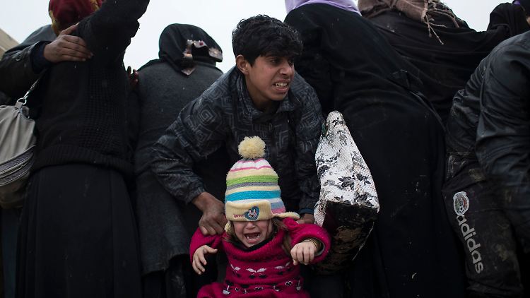 Tausende Zivilisten warten im Irak darauf, in ein Flüchtlingslager in Westmossul zu fahren.