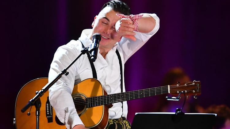 Andreas Gabalier hat was am Kopf. 