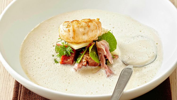 Frühling auf dem Teller: Die aromatische Wildkräuter-Schaumsuppe mit Langostinos, Apfel und Eisbein.