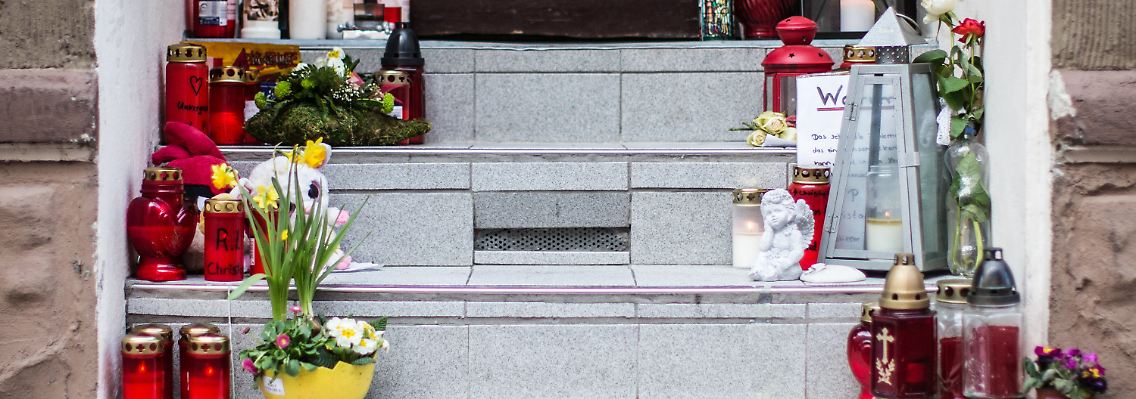 Kerzen erinnern am vor der Haustür des Tatorts an das zweite Opfer des mutmaßlichen Doppelmörders Marcel H.