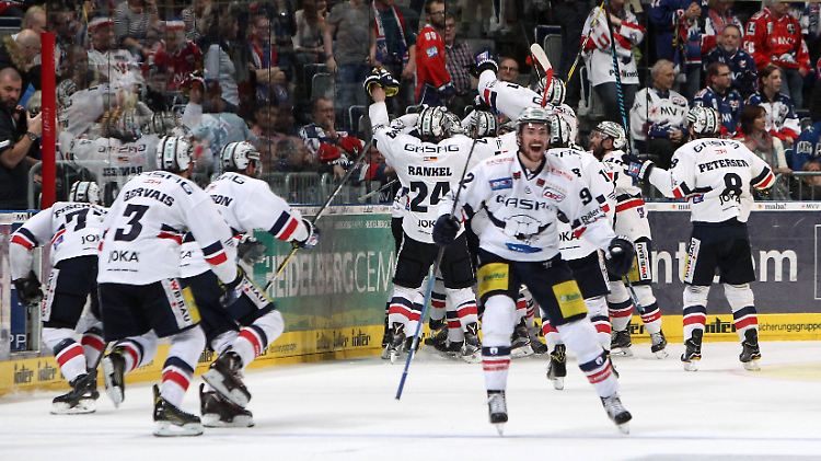 Grenzenloser Jubel - nachdem die Eisbären Berlin in der Verlängerung des siebten Spiels gegen Mannheim das Halbfinalticket buchen.