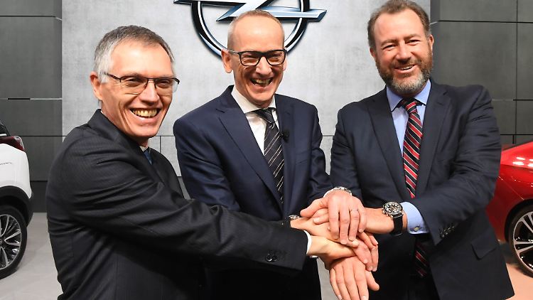 Kann er sich über eine satte Prämie freuen? Opelchef Karl-Thomas Neumann (Mitte) mit PSA-Chef Carlos Tavares (links) und Dan Amman, Präsident von General Motors (GM).