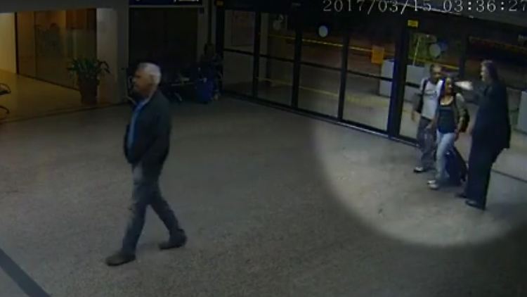 Diese Aufnahme sollen den Mann (rechts) zeigen, wie er eine Frau angeht.