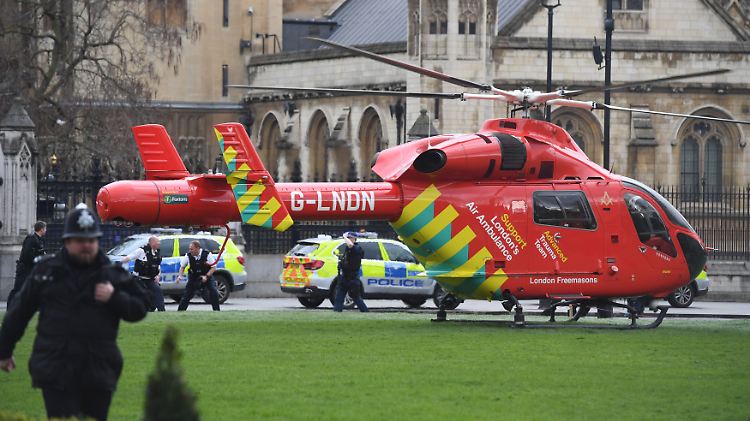 Inzwischen hat die britische Polizei den Mann, der bei einem Terroranschlag in London drei Menschen tötete und 40 weitere verletzte, als Khalid Masood identifiziert. 