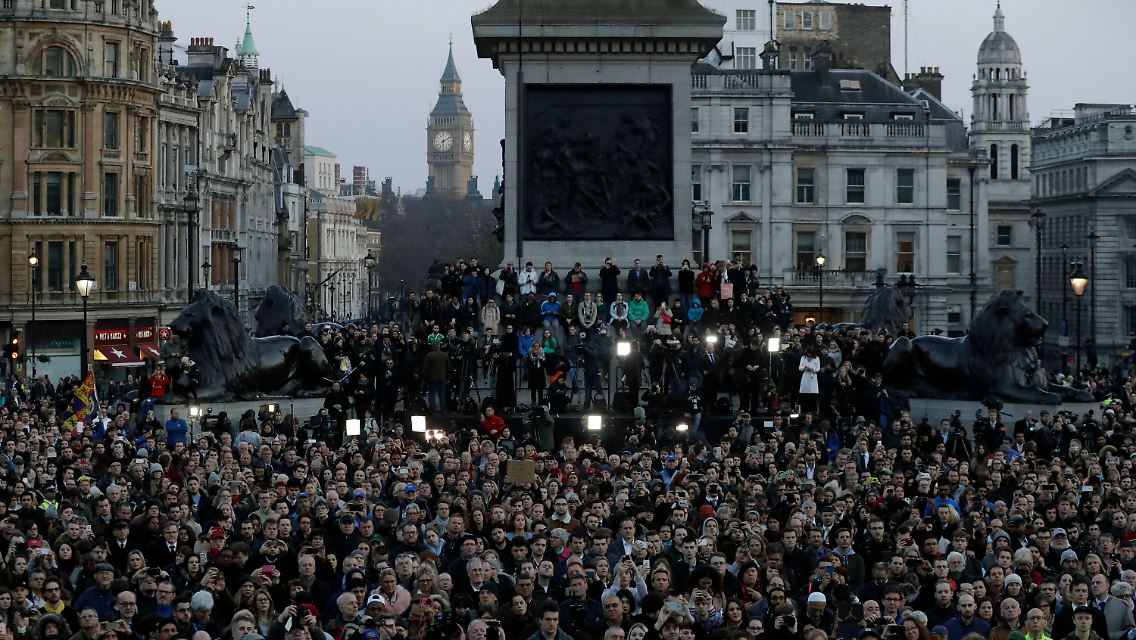 Heute in London: Tausende gedenken auf dem Trafalgar Square der Opfer des gestrigen Anschlags.