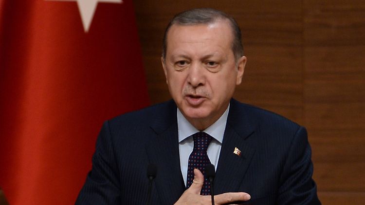 Trotz deutscher Forderungen nach verbaler Mäßigung will der türkische Staatspräsident Recep Tayyip Erdogan seine Nazi-Vergleiche nicht stoppen.