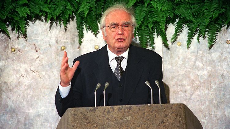 In seiner umstrittenen Paulskirchen-Rede bei der Verleihung des Friedenspreises des Deutschen Buchhandels von 1998 warnte Walser vor einer "Instrumentalisierung" von Auschwitz.