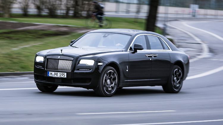 Black is beautiful: So will Rolls-Royce extravagante und leistungsorientierte Kunden gewinnen.
