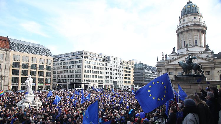 Ein ungewohntes Bild: Ein blaues Fahnenmeer auf dem Berliner Gendarmenmarkt.