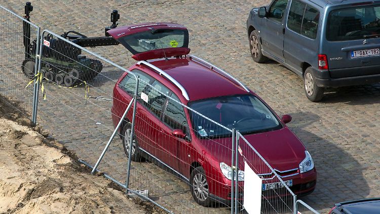 Mit einem Roboter wird der Wagen des mutmaßlichen Terroristen durchsucht.