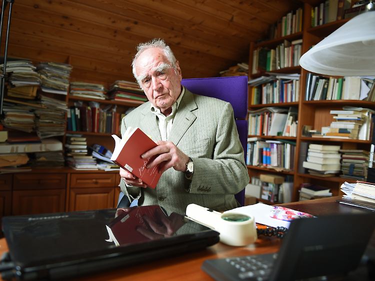 Martin Walser, hier 2015 in seinem Arbeitszimmer im baden-württembergischen Nußdorf, eckt mit seinen gesellschaftskritischen Äußerungen immer wieder an.
