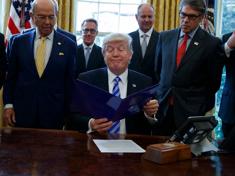 Noch ein prüfender Blick - Trump hat die Genehmigung für die Pipeline Keystone XL unterzeichnet.