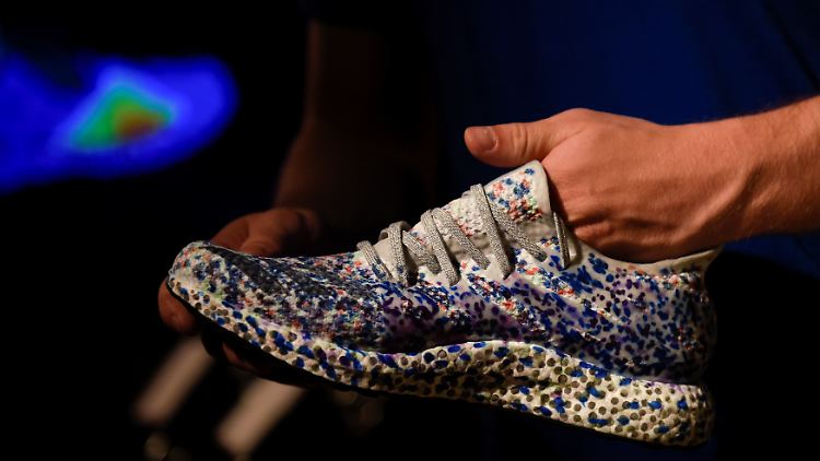 Der Prototyp eines Adidas-Schuhs, der von Robotern gefertigt wurde.