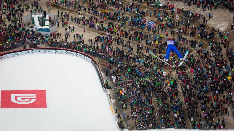 Auf Weiten von rund 240 Metern segeln die Skispringer von der Schanze in Planica.