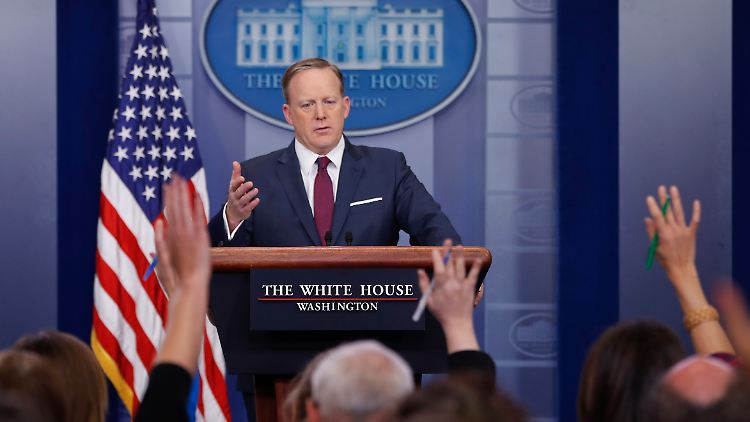 Regierungssprecher Sean Spicer informierte die Journalisten über die Zeit der Abstimmung.
