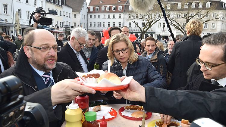 Zum Abschluss des Wahlkampfs gab es ganz volksnah Currywurst-Pommes für Schulz, Kandidatin Anke Rehlinger und Justizminister Maas, der ebenfalls Schützenhilfe leistete.