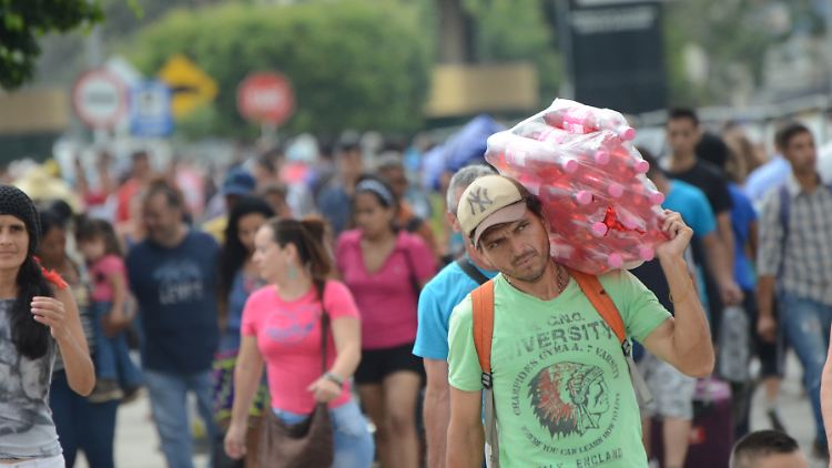 An der kolumbianischen Grenze versorgen sich viele Venezolaner mit dem Nötigsten - häufig im Tausch gegen Benzin.