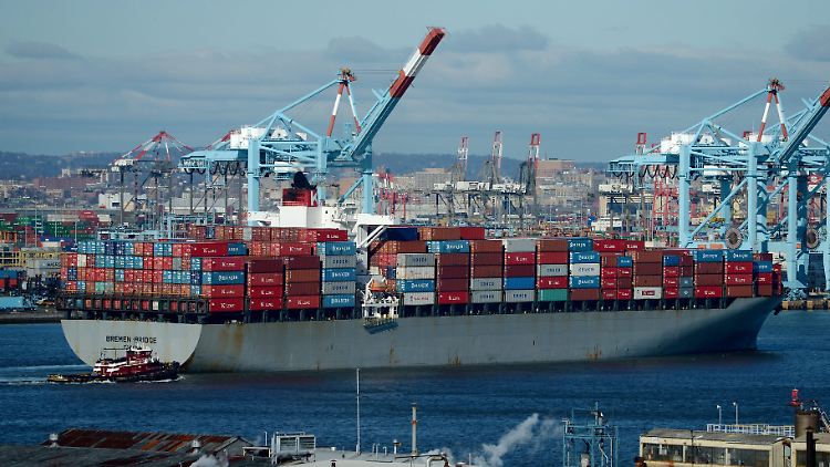 Das Containerschiff "Bremen Bridge" fährt durch den Hafen von New Jersey (USA): Trump wlll weniger Importe, seine Devise lautet "Amerika zuerst".