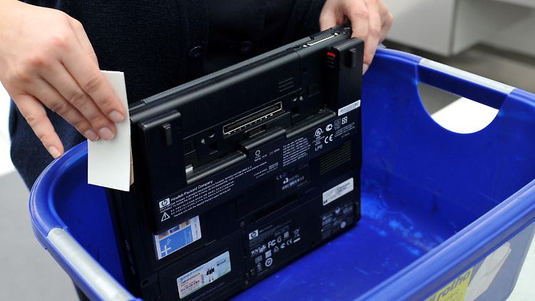 Passagiere dürfen an vielen Flughäfen keine Laptops oder Tablets mehr mit ins Handgepäck nehmen.