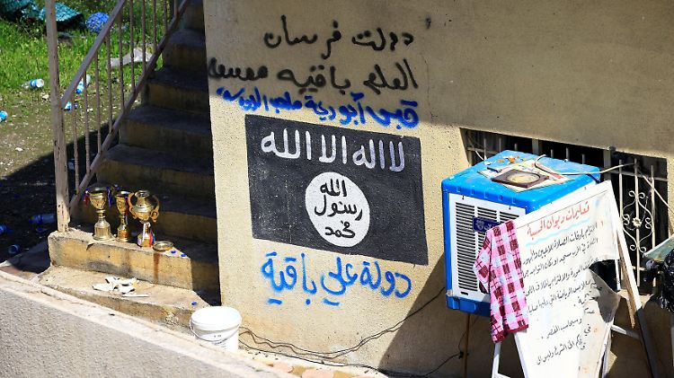 Das Symbol des Islamischen Staates an einer Wand im irakischen Mossul.