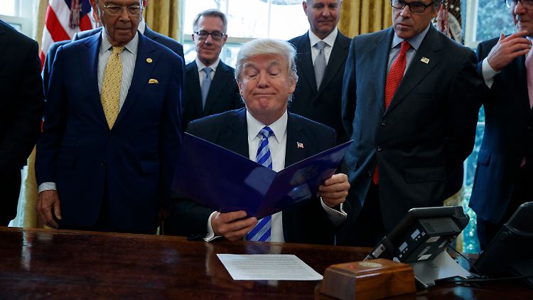 Was nun, Mr. Präsident? Bisher sieht es so aus, als wolle Trump die Niederlage schnell hinter sich lassen und rasch zu seinem nächstem wichtigen Programmpunkt übergehen: eine umfassende Steuerreform. 