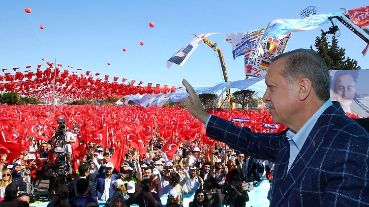 Erdogan spricht zu seinen Anhängern in Antalya. 