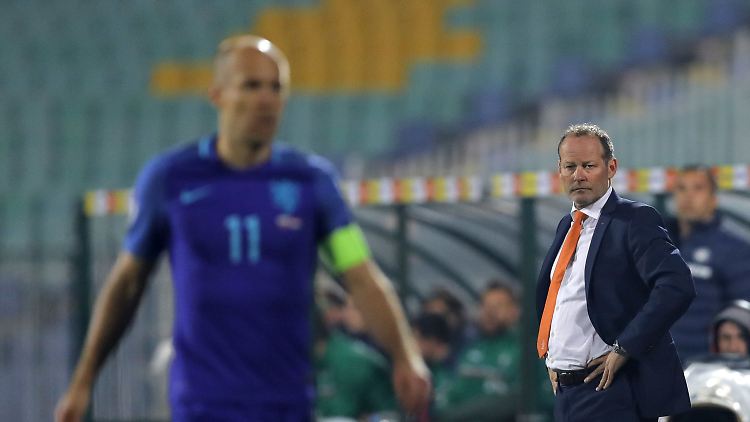 War verständlicherweise gar nicht mit der Leistung seines Teams einverstanden: der niederländische Trainer Danny Blind (r.)