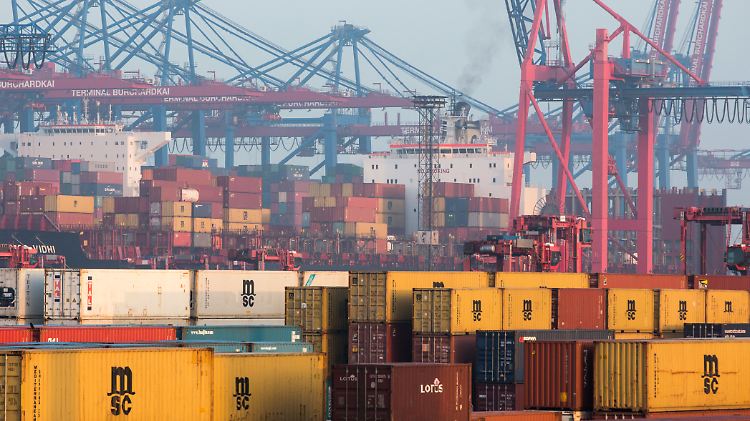 Hamburger Hafen: Auch der starke Export sorge dafür, dass der Konjunkturmotor weiter rundläuft, sagen Ökonomen.