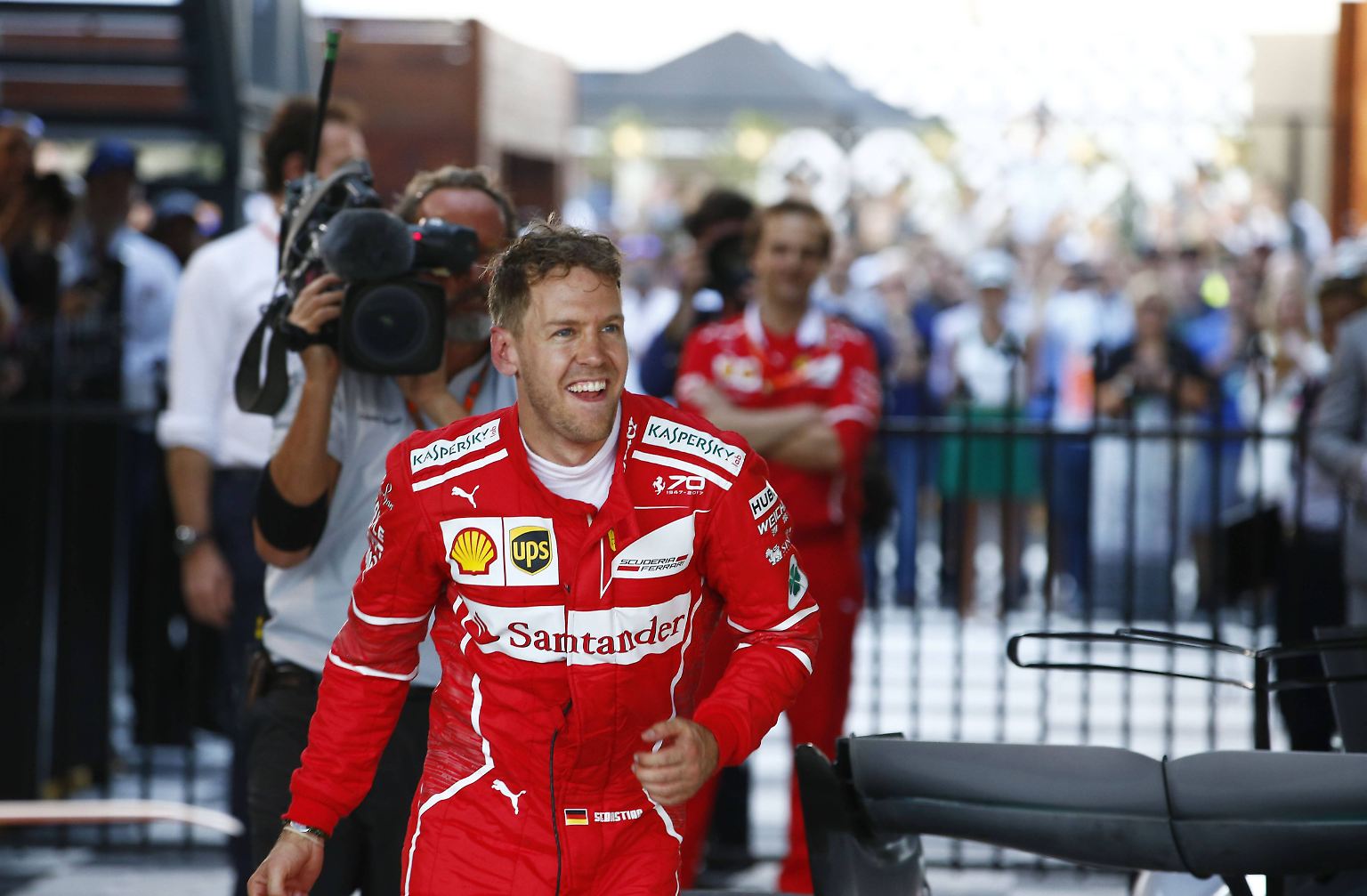 Überwältigt vor Glück wollte Sebastian Vettel nach dem Ende seiner Leidenszeit mit Ferrari den Moment einfach nur festhalten. 