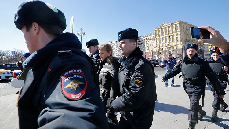 Die Polizei in Moskau greift bei der unerlaubten Demonstration hart durch.
