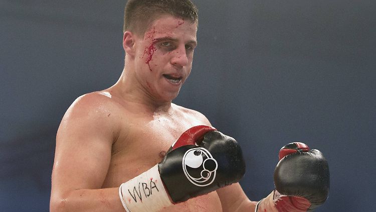 Die erfolgreiche Titelverteidigung endete für Box-Weltmeister Tyron Zeuge in einem Krankenhaus.