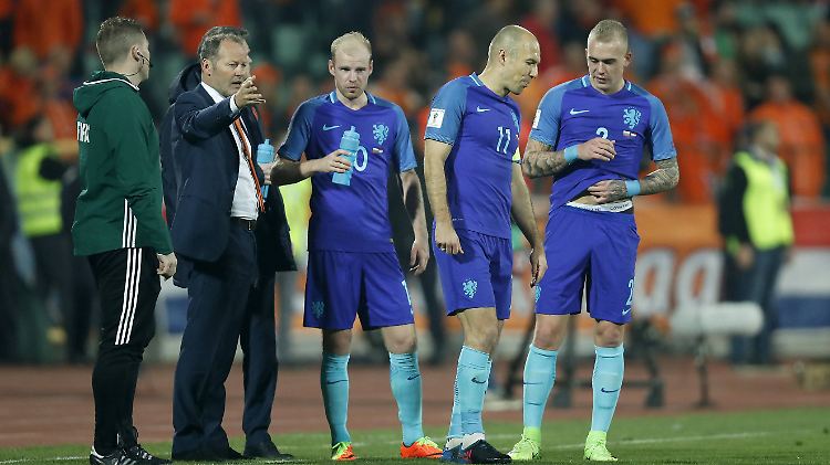 Und nun? Bondscoach Danny Blind mit Davy Klaassen, Arjen Robben und Rick Karsdorp.