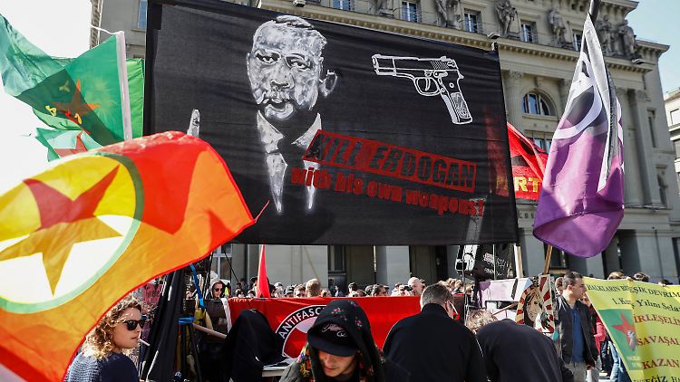 Dieses Banner sollen linksautonome Demonstranten mitgeführt haben.