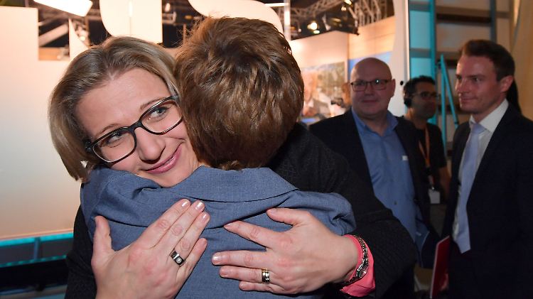 Wahlverliererin Anke Rehlinger von der SPD (l.) umarmt die Wahlsiegerin Annegret Kramp-Karrenbauer von der CDU.