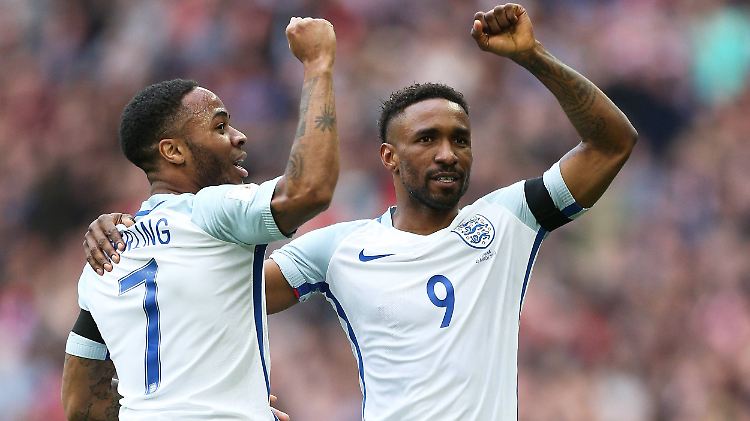 Englands Jermain Defoe  feiert mit dem Kollegen Raheem Sterling.