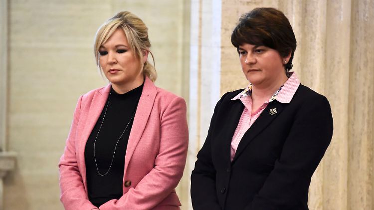 Schieben sich gegenseitig die Schuld zu: die nordirische Sinn-Fein-Chefin Michelle O'Neill und DUP-Chefin Arlene Foster.
