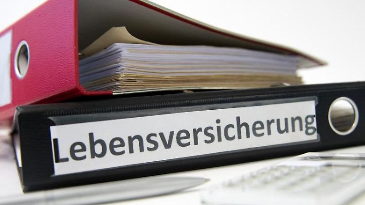 Den Lebensversicherern fällt es in der Zinsflaute immer schwerer, die hohen Garantien der Vergangenheit von bis zu vier Prozent zu erwirtschaften.