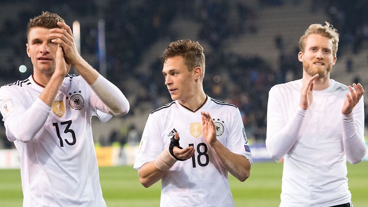 Glücklich in der Wohlfühloase DFB: Thomas Müller, Joshua Kimmich und André Schürrle.