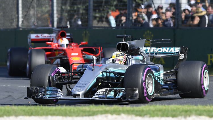 Nach dem Start führt Hamilton, aber Vettel bleibt ihm auf den Fersen.