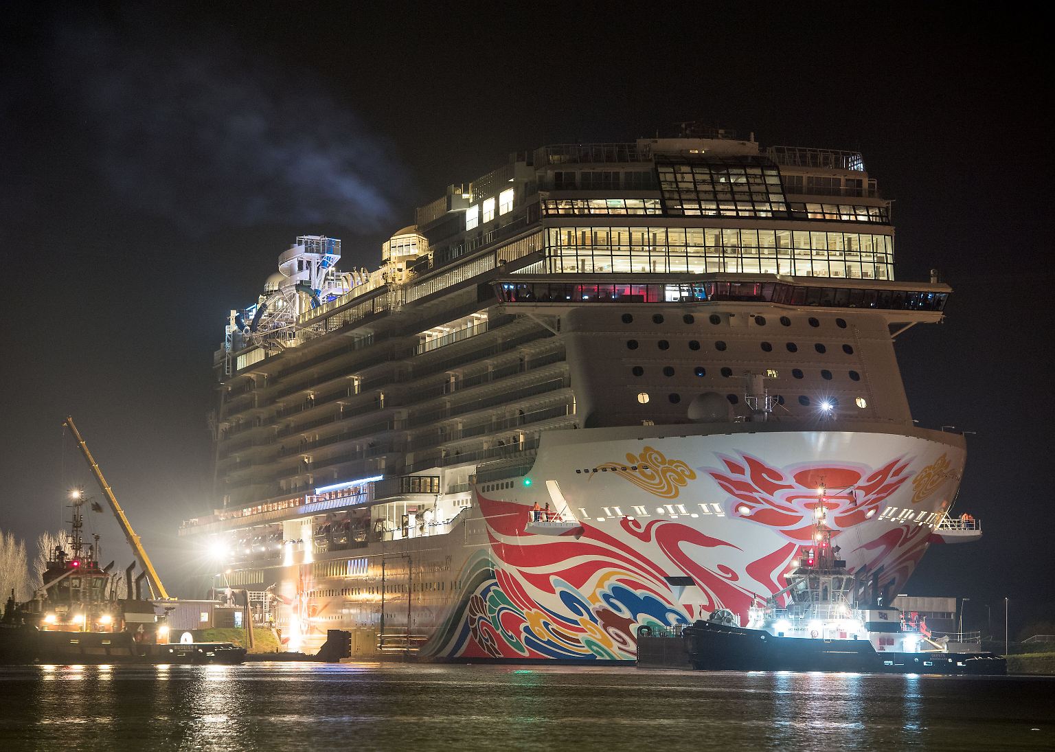 Sie ist das größte Schiff, das je auf der Meyer-Werft gebaut wurde -  und zugleich das viertgrößte Passagierschiff der Welt: die "Norwegian Joy". Nun ist sie auf dem Weg über die Ems in die Nordsee. Schon in der Nacht verlässt der Ozeanriese ... 