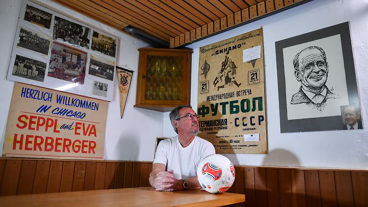 Im Keller des Weinheimer Hauses von Herberger lagern spektakuläre Schätze des Weltmeister von 1954.