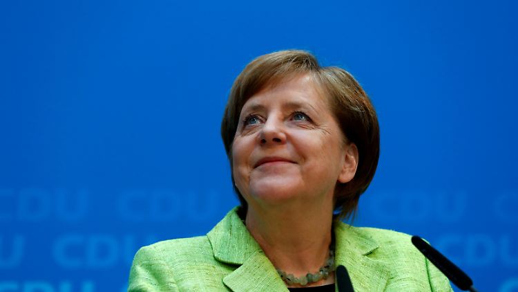 Die Kanzlerin wirkt am Tag nach der Wahl recht zufrieden.