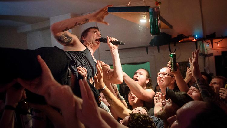 Bitte nicht fallen lassen: Campino beim Wohnzimmer-Konzert.